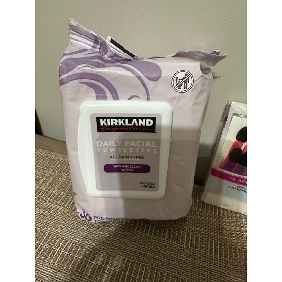 Sephora Star Catcher Eyeshadow Pallet, Kirkland Cleaning Wipes, New Applicators - Picture 5 of 6